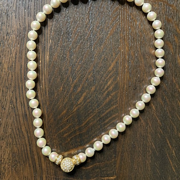 𝐁𝐔𝐘 𝐎𝐑 𝐁𝐘𝐄 @ 2pm EST💥‼️ Christian Dior Pearl necklace w/ button closure - Picture 1 of 8